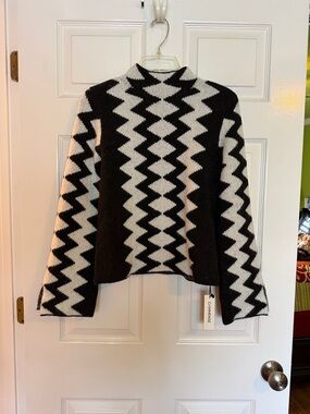 Commense Black& White Zigzag Mock Neck Sweater XS